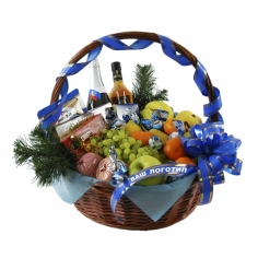 A basket with alcoholic beverages, sliced meat and cheese, fruit and chocolates