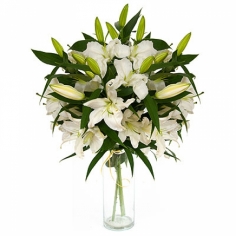 A bouquet of white lilies ‘Declaration of Love’